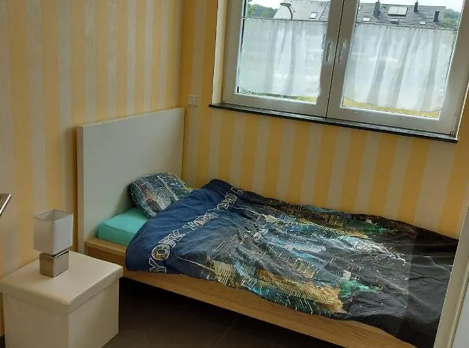 Alloggio in famiglia Several Different Rooms, Newly Furnished, In A New House In *